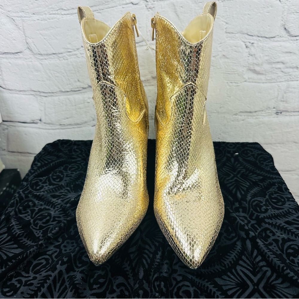 GUESS GOLD METALLIC WOMEN’S 9 1/2 BOOTIES
NWOT.